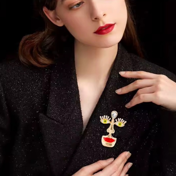 Abstract Face Brooch with Red Lips and Yellow Eyes - Picture 6 of 11